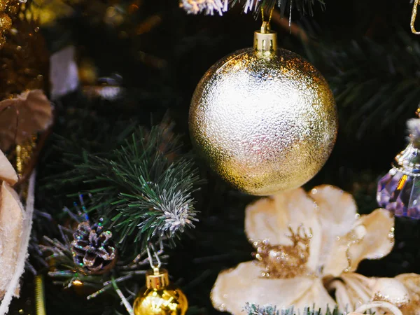 Kerstboom decoratie close-up. Kerstmis en Nieuwjaar versieren het interieur met geschenken en een kerstboom. Kerstvakantie concept, kleurrijke traditionele ornamenten — Stockfoto