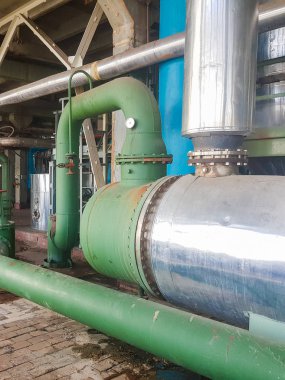 İçinde kimya fabrikası. Endüstriyel rafineri ya da kimyasal tesis için pnömatik akış kontrol vanası. Ekipman, kablolar ve boru hatları.