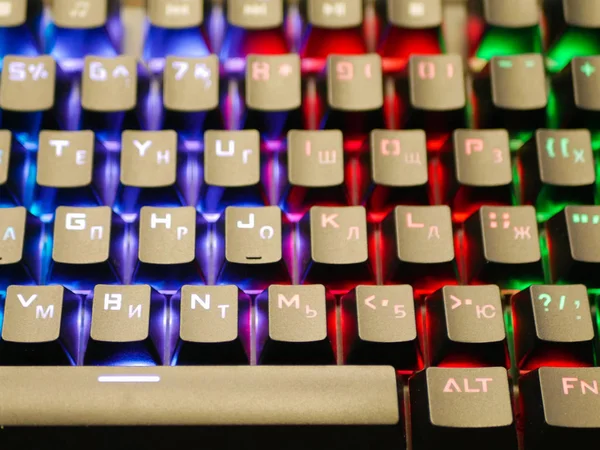 Teclado multicolorido. chaves mecânicas. Multi-colorido jogo profissional teclado rgb mecânica no fundo da mesa — Fotografia de Stock