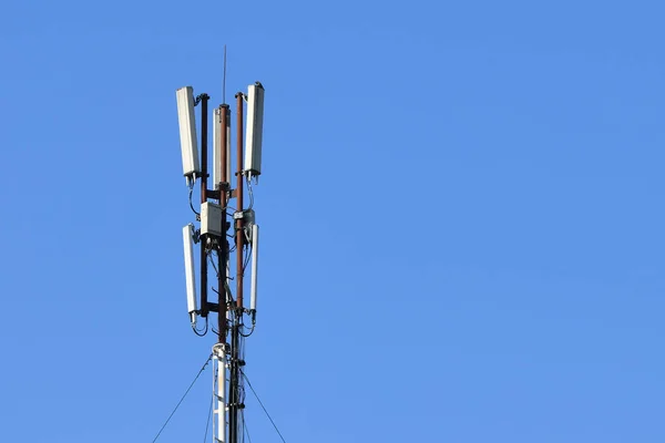 Мобильная башня. Соединение 5g. Мобильная связь. Высокоскоростной интернет. технологическая концепция будущей мобильной сети. Интернет вещей — стоковое фото