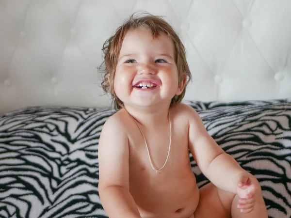 Nagie dziecko się śmieje. Śmiej się we wszystkie zęby. Szczęśliwego śmiejącego się dziecka. Białe zęby noworodka. Naturalny śmiech. Ostrożne dziecko.. — Zdjęcie stockowe