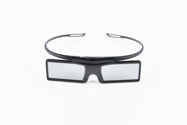 Beyaz arka planda 3D gözlükler. Üç boyutlu film. Filme dalmak. İzole edilmiş.