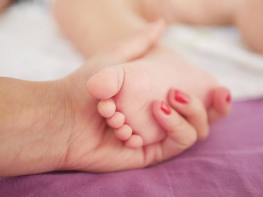 Uyuyan yeni doğmuş bir bebeğin ayakları. Uyuyan yeni doğmuş bir bebeğin ayakları. Yazmak için yer var. Metin yerleştiriliyor.