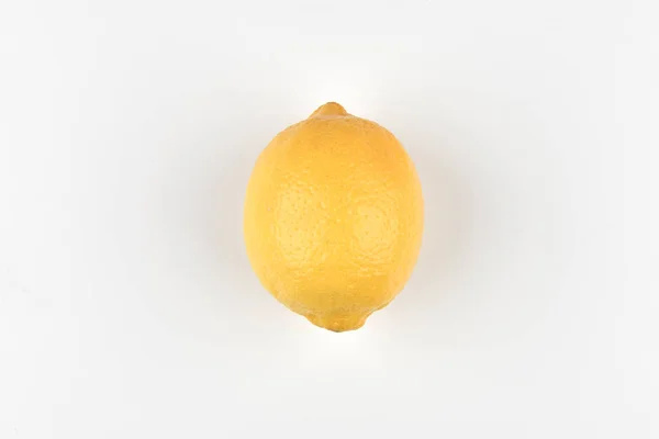 Citron sur fond blanc. Citron frais juteux sur fond blanc. Vue d'en haut. Un endroit pour écrire. En isolement. Découpez le fond . — Photo