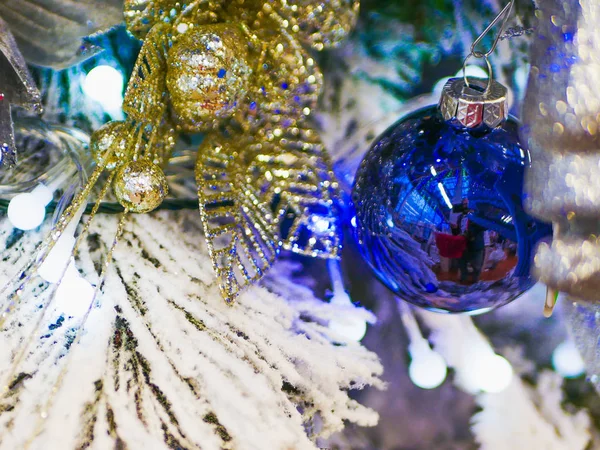 Árbol de Navidad blanco decorado con juguetes. Navidad y Año Nuevo decorado interior con regalos y árbol de año nuevo — Foto de Stock