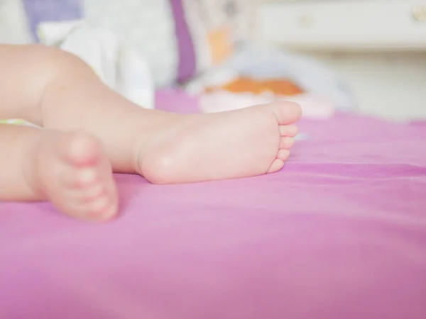 Füße eines schlafenden Neugeborenen. Füße eines schlafenden Neugeborenen aus nächster Nähe. Platz zum Schreiben. Text platzieren. — Stockfoto