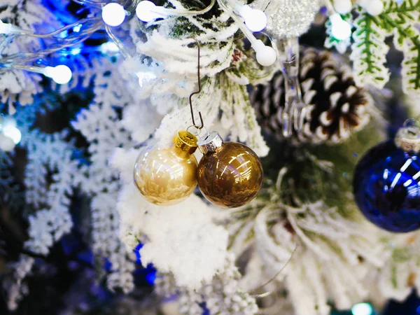 Weißer Weihnachtsbaum, geschmückt mit Spielzeug. Weihnachten und Neujahr geschmückter Innenraum mit Geschenken und Neujahrsbaum — Stockfoto