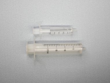 Gri arka planda tıbbi şırınga. Sağlık ve aşı kavramı. Düz konum, üst görünüm ve boşluk kopyala.