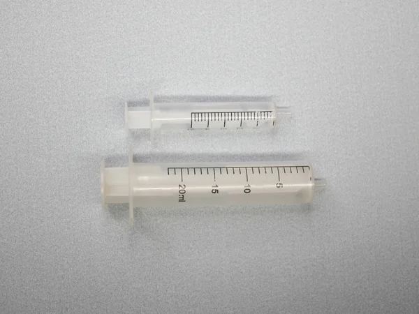 灰色の背景に医療用注射器。健康と予防接種の概念ですフラットレイアウト、トップビュー、コピースペース. — ストック写真