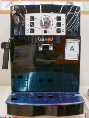 Moskova, Rusya - 24 Nisan 2019: Mutfak kahve makinesi. Hırdavatçıda bir rafta. Bir mağazadaki rafta bir kahve makinesi..