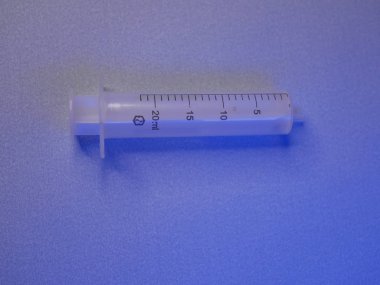 Gri arka planda tıbbi şırınga. Sağlık ve aşı kavramı. Düz konum, üst görünüm ve boşluk kopyala.