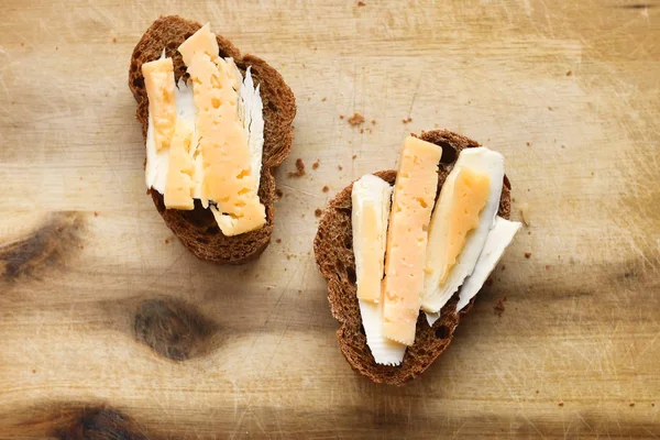 Утренние сэндвичи с кофе. хлеб с сыром и маслом . — стоковое фото