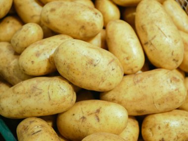 Dükkan vitrininde patates. Mağaza vitrininde beyaz, saf patates çubukları. yakın plan