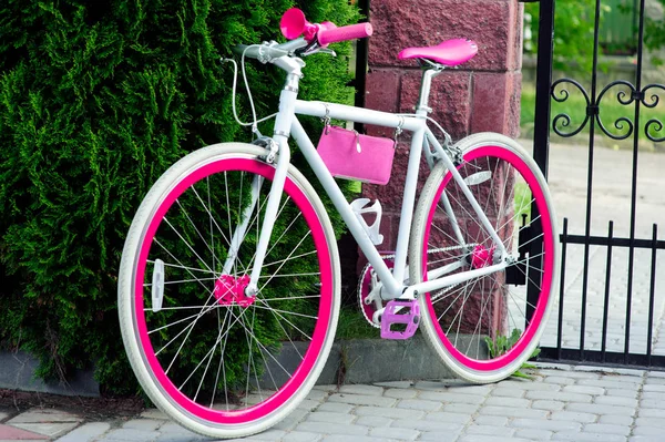 Bicicleta blanca y roja. Elegante bicicleta roja femenina. de pie en un día soleado afuera. buena pagoda para el ciclismo . — Foto de Stock