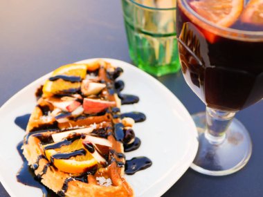 Limonlu Viyana waffle 'ı. Çikolataya bulanmış. Yakın plan. Yukarıdan bak. İçkiler arka planda. Lezzetli kahvaltı.