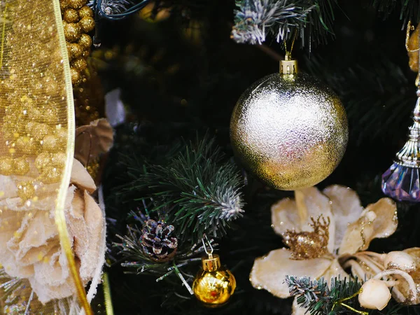 Karácsonyfa dekoráció közelkép. Karácsony és újév díszíteni a belső teret ajándékokkal és egy karácsonyfa. Karácsony ünnep koncepció, színes hagyományos díszek — Stock Fotó