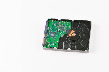 Beyaz arka plandaki sabit disk. Beyaz arka planda bilgisayar sabit diski. modası geçmiş veri deposu. Güvenilirlik ve güvenlik eksikliği.