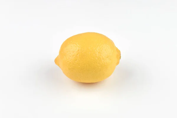 Citron sur fond blanc. Citron frais juteux sur fond blanc. Vue d'en haut. Un endroit pour écrire. En isolement. Découpez le fond . — Photo