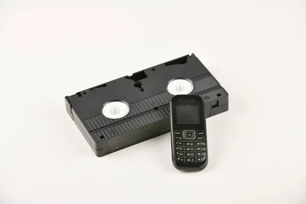 Obiekty retro na białym tle. naciśnięcie przycisku telefon i kaseta wideo. Technologia mediów analogowych z przeszłości. Przestrzeń kopiowania — Zdjęcie stockowe
