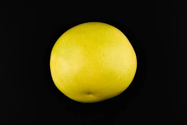 Pomelo op een zwarte achtergrond. Plaats voor een inscriptie. Gemakkelijk gesneden. Zicht van bovenaf. close-up. — Stockfoto