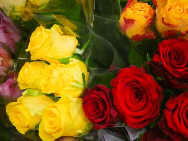 Buketter av blommor. Många buketter med blommor. Rosor, liljor, krysantemum. Närbild — Stockfoto