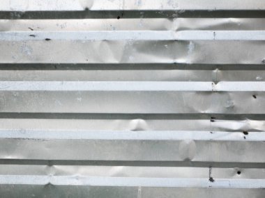 Metal çitlere yakın çekim. Gri tırtıklı. Yazı için uygun bir yer. Proje için arkaplan.