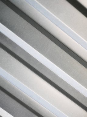 Metal çitlere yakın çekim. Gri tırtıklı. Yazı için uygun bir yer. Proje için arkaplan.