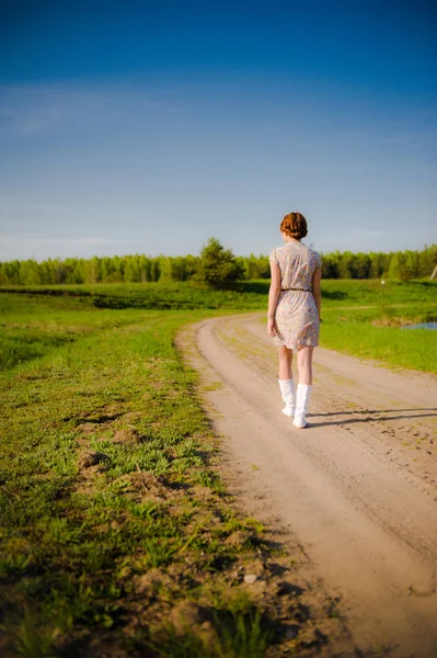 Vista laterale giovane donna. Frustrata donna imbarazzata si sente problema infelice nella sua vita personale, litigio con il fidanzato o gravidanza inaspettata. concetto di ragazza e solitudine . — Foto Stock