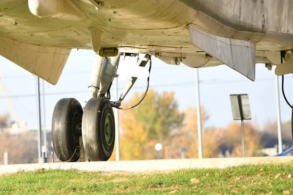 Les roues de l'avion se ferment. Roues d'avion. Gros plan sur les roues et les pneus d'un avion — Photo