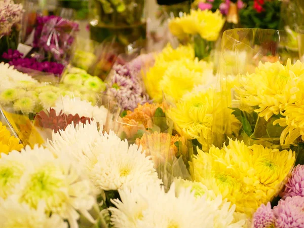 Продажа цветов. Красивые букеты различных макетов представлены в цветочном магазине на улице . — стоковое фото
