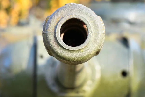 タンクを閉じるとバレル。錆びた軍用戦車砲、戦車砲のクローズアップ。ソ連の対戦車ライフルの銃身。砲兵銃のクローズアップ。フィールドの浅い深さ. — ストック写真