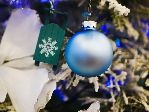 用玩具装饰的白色圣诞树。 圣诞和新年装饰室内装饰有礼物和圣诞树 — 图库照片