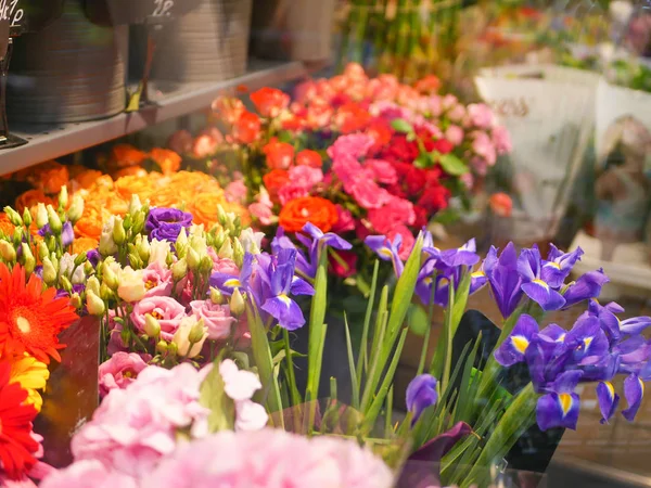 Buquês de flores em um balcão de flores. flores mulher amada . — Fotografia de Stock