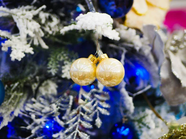 Árbol de Navidad blanco decorado con juguetes. Navidad y Año Nuevo decorado interior con regalos y árbol de año nuevo —  Fotos de Stock