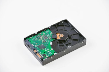 Beyaz arka plandaki sabit disk. Beyaz arka planda bilgisayar sabit diski. modası geçmiş veri deposu. Güvenilirlik ve güvenlik eksikliği.