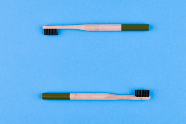 Wooden toothbrush on a blue background. Close up wooden toothbrush on a blue background. eco brush. — Stock Photo, Image