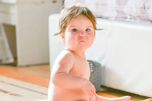 Child is sitting in the bedroom. Baby boy crawling on bed. Little child playing in white sunny bedroom. Infant kid learning to crawl. Nursery for children. Textile, clothing and bedding for kids. Fami — Stockfoto