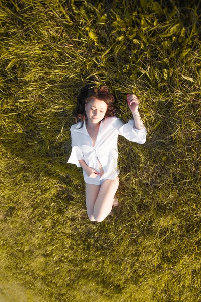 Side view young woman. Frustrated embarrassed woman feels unhappy problem in her personal life, quarrel with boyfriend or unexpected pregnancy. concept of a girl and loneliness. — Stock Photo, Image