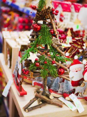 Kardan adam, ev, ağaç. Kardan adam, kırmızı ev ve Noel ağaçları. Yeni yıl manzarası.