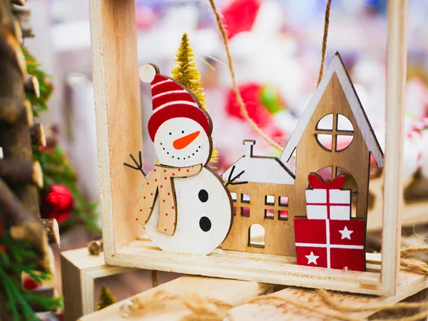 Boneco de neve, casa, árvore. Boneco de neve, casa vermelha e árvores de Natal. Cenário de Ano Novo . — Fotografia de Stock