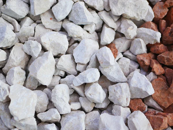 Grijze kiezelsteentjes. Achtergrond bestaat uit kleine grijze kiezelsteentjes. Met vele mogelijke toepassingen. De textuur bestaat uit kleine steentjes met een grijze tint. — Stockfoto