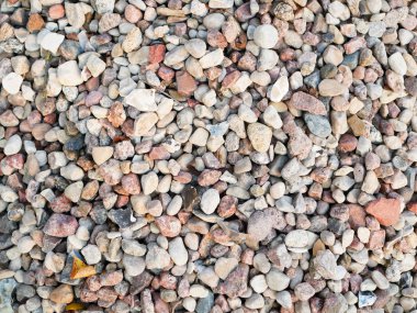 Çakıl taşları yakın çekim. Çeşitli çakıl taşlarının yüksek kaliteli yakın çekim fotoğrafı. Güneşli bir günde. kuru taş