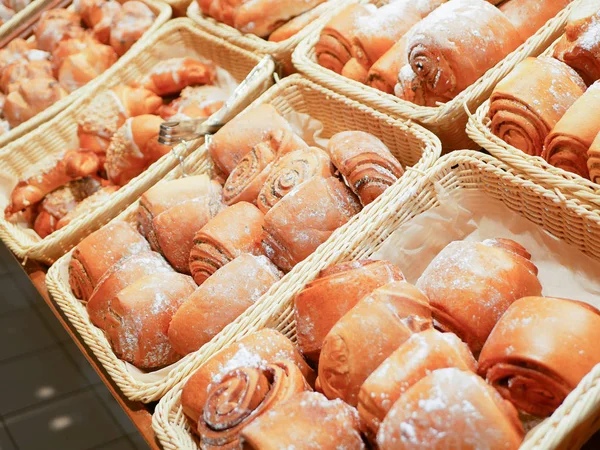 Bun in winkelmandjes. Bakken in de winkel. Voorschrift. — Stockfoto