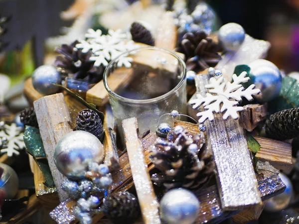 Weihnachtsdekoration aus Zapfen. mit Zapfen, Zimt, Nadeln, Nüssen und Fläschchen. farbenfroher Weihnachtsschmuck — Stockfoto