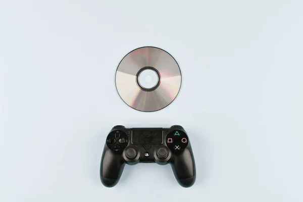 Joystick gry. konsola do gier. na białym tle widok z góry. Nowy Sony Dualshock 4 z Playstation 4. Ósma generacja konsoli Sony Playstation 4. — Zdjęcie stockowe