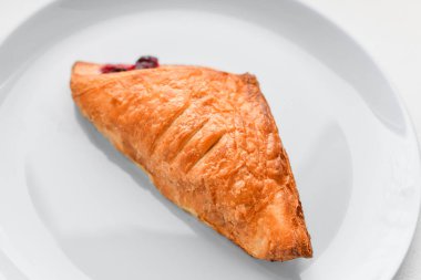 Ev yapımı dutlu kruvasan. Tahta bir zeminde taze kruvasan. 