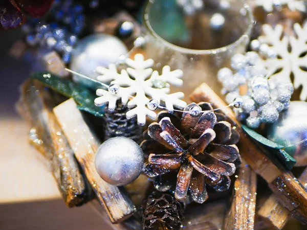 Karácsonyi dekoráció bójákból. tölcsérrel, fahéjjal, tűvel, dióval és lombikkal. Színes karácsonyi díszek — Stock Fotó