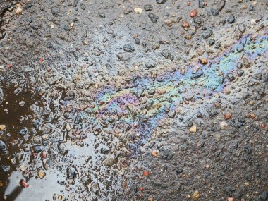 Benzin istasyonunda bir su birikintisi. Gaz sızıntısı. Yolda mazot var. Yangın nedeni.