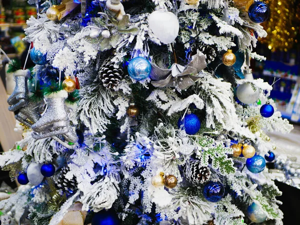 Біла ялинка прикрашена іграшками. Різдво та Новий рік прикрашають інтер'єр подарунками та новорічною ялинкою — стокове фото