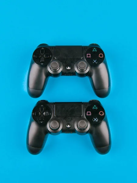 Joystick juego. Playstation. sobre una vista superior de fondo azul. El nuevo Sony Dualshock 4 con PlayStation 4. Sony PlayStation 4 consola de juegos de la octava generación — Foto de Stock